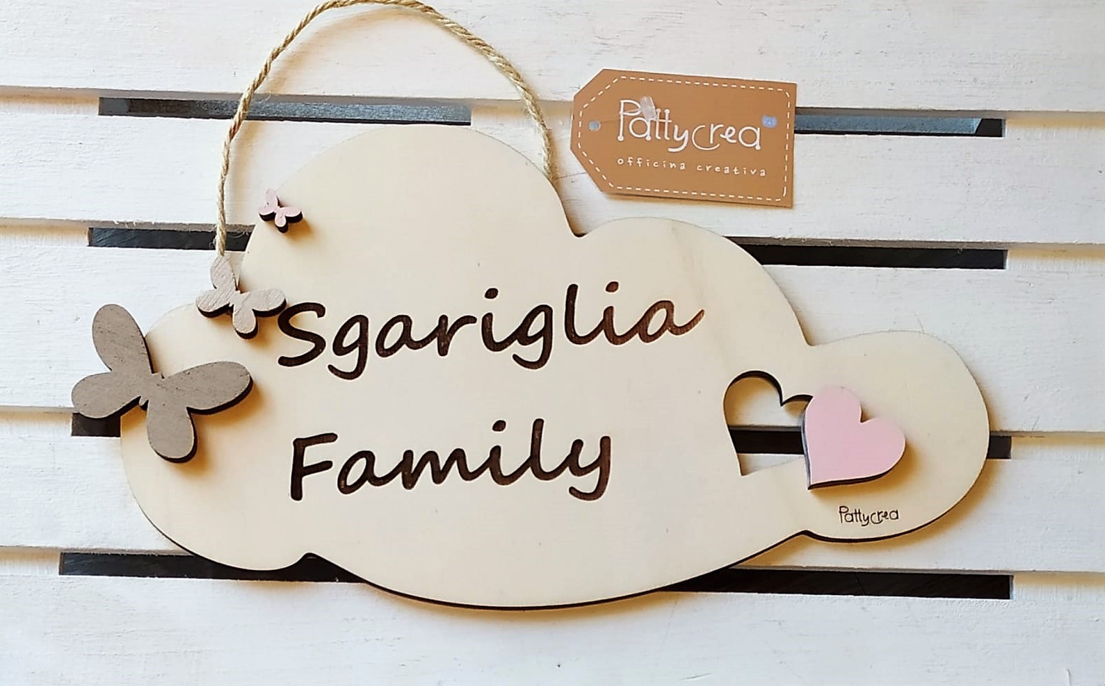 Targa fuoriporta nuvola legno con cognome, applicazioni farfalle, chiave e  cuore personalizzabile L.30cm 2426 