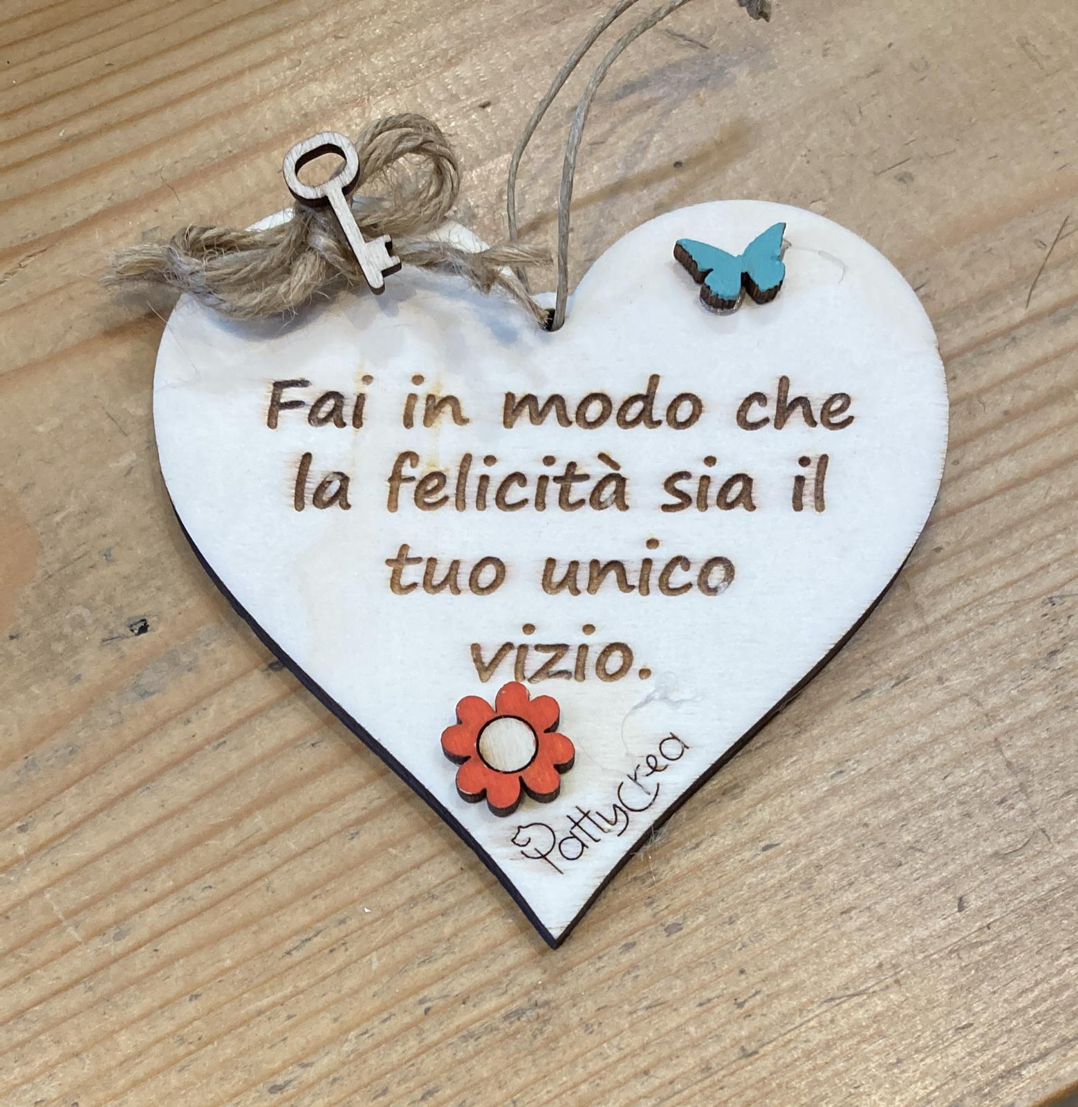 Cuore in legno con frase incisa a laser personalizzabile H.10cm Fai in modo  che la felicità sia il tuo unico vizio Pattycrea 