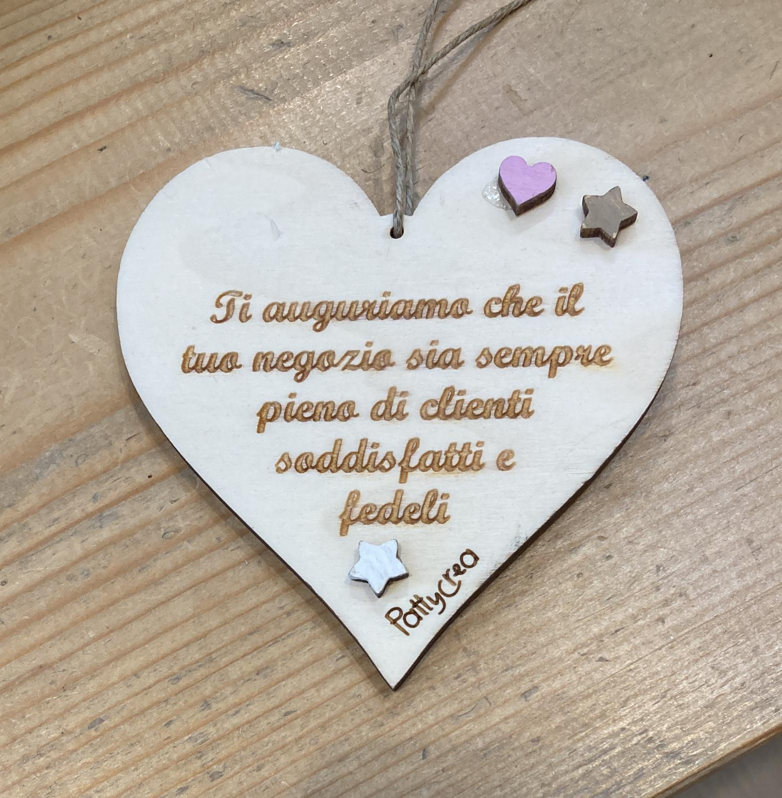 Cuore in legno con frase incisa a laser personalizzabile H.10cm Ti  auguriamo che il tuo negozio sia sempre pieno di clienti soddisfatti e  fedeli Pattycrea 